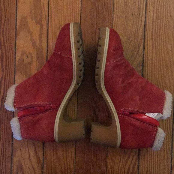 LAST CHANCE Adorable red booties with cozy lining - Picture 2 of 4